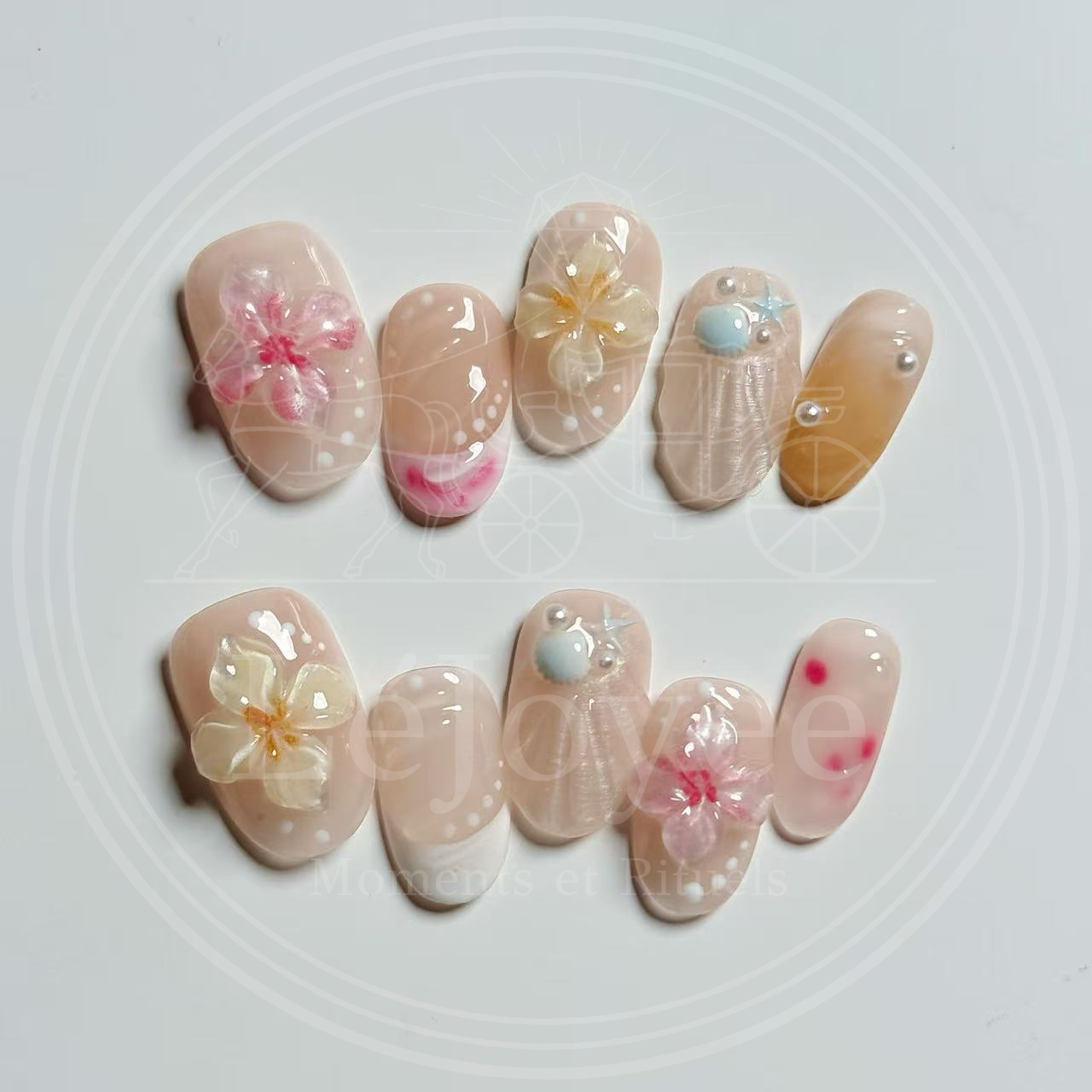 Short, practical squoval-shaped luxury false nails adorned with cute 3D floral and beach elements, perfect for everyday spring and summer wear.