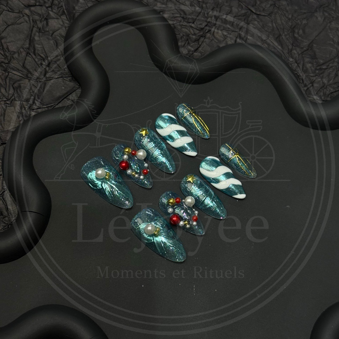 Silent Aurora winter nails – Christmas-inspired press-on nails with sparkling stars and pearls.