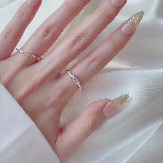 Video demonstrating the dynamic shine of the "Gilded Flow" nails, focusing on how the textured molten gold tips catch the light from different angles.